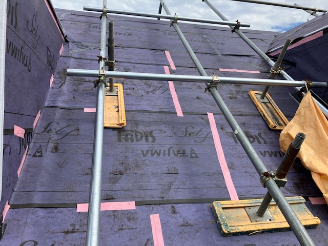 守山区屋根カバー工事・断熱材付きの鋼板屋根ガルテクトを施工・工事完了まで